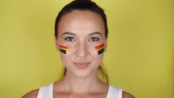Una Mujer Feliz Con Patrón Arco Iris Cara Envía Beso — Vídeo de stock