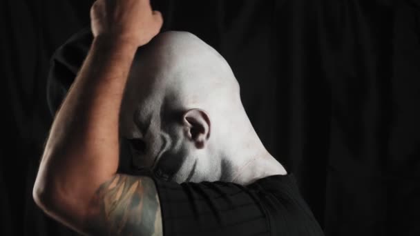 Hombre Con Esqueleto Maquillaje Sobre Fondo Oscuro Halloween Tema Terror — Vídeo de stock