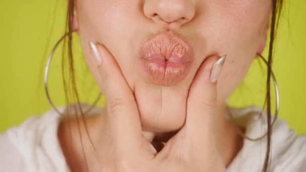 Extreme Close Cheerful Young Woman Playfully Makes Duckface High Quality — Stock Video