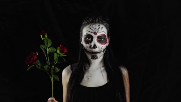 Maska Halloween Calavera Catrina Dziewczyna Różą Rękach Meksykański Dzień Śmierci — Wideo stockowe