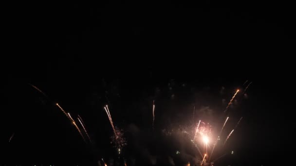 Gyllene Stora Skinande Fyrverkerier Med Bokeh Ljus Natthimlen Fyrverkeripjäs Nyårsfirande — Stockvideo