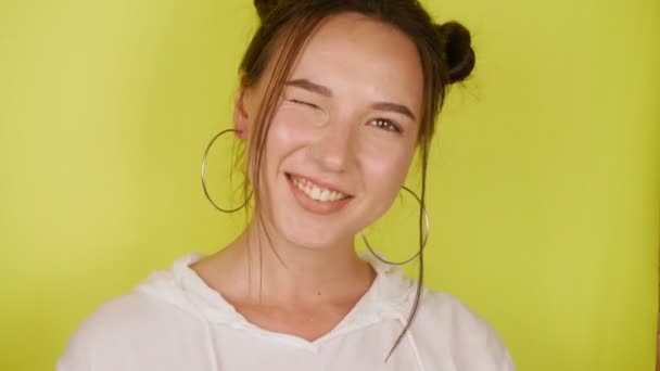 Porträt Eines Glücklichen Mädchens Auf Gelbem Hintergrund Emotionen Der Menschen — Stockvideo