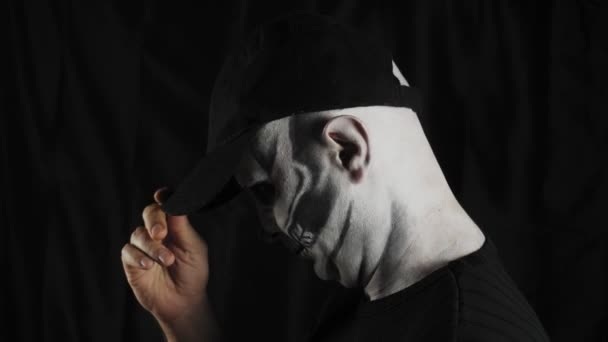 Homme Avec Squelette Maquillé Capuchon Noir Sur Fond Sombre Halloween — Video