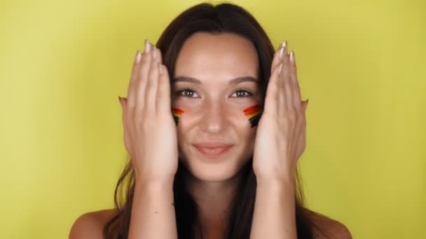 Žena Otevře Tvář Vlajka Lgbt Namalovaná Obličeji Žluté Pozadí Vysoce — Stock video