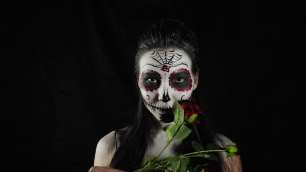 Maschera Halloween Calavera Catrina Ragazza Con Una Rosa Mano Giorno — Video Stock