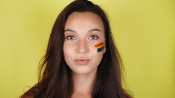 Jovem Morena Com Bandeira Comunidade Lgbt Rosto Mostrando Polegares Para — Vídeo de Stock