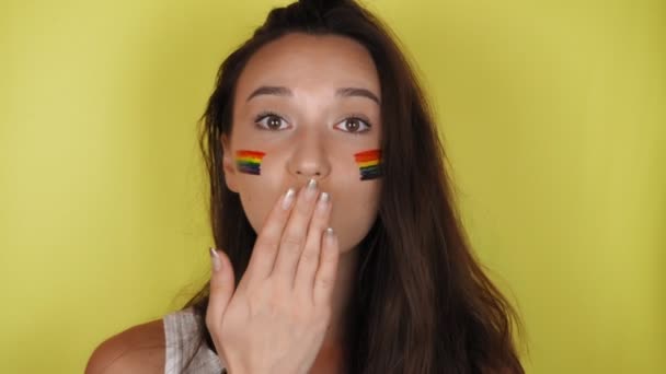 Mujer Feliz Con Patrón Arco Iris Cara Cerca Bandera Lgbt — Vídeo de stock
