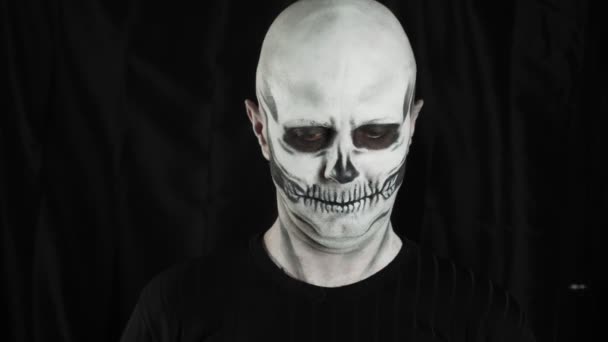 Makeup Skelett För Halloween Mänskliga Skelett Mörk Bakgrund Man Visar — Stockvideo