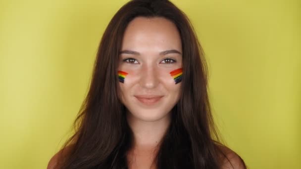 Mulher Feliz Com Padrão Arco Íris Rosto Perto Bandeira Lgbt — Vídeo de Stock