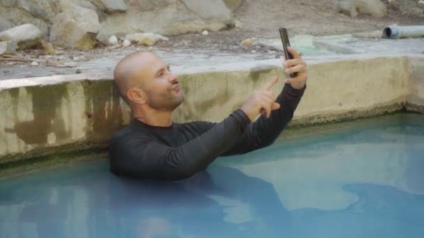 Man Enjoys Hot Spring Mountains Young Man Uses Telephone Pool — Stock Video