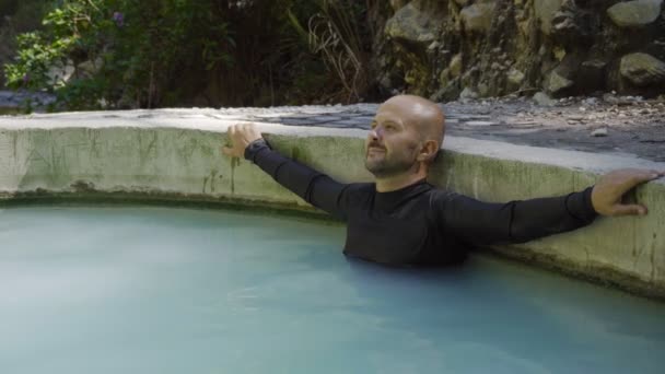 Homme Profite Une Source Chaude Dans Les Montagnes Sources Thermales — Video