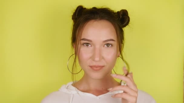 Šťastná Žena Dívá Kamery Hraje Vlasy Usmívá Izolované Žluté Pozadí — Stock video
