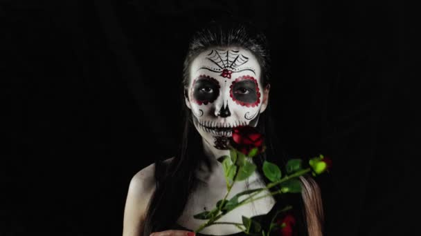 할로윈 마스크 카티나 장미를 멕시코의 자들의 어두운 배경에서 할로윈을 색깔의 — 비디오