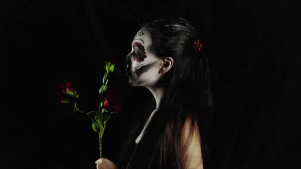 Maschera Halloween Calavera Catrina Ragazza Con Una Rosa Mano Giorno — Video Stock