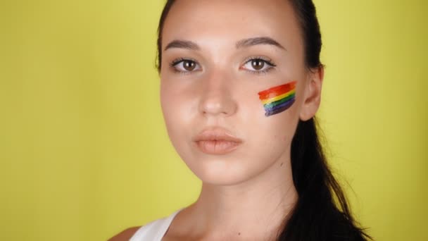 Kobieta Tęczowym Wzorem Twarzy Flaga Lgbt Jest Pomalowana Twarzy Kobieta — Wideo stockowe