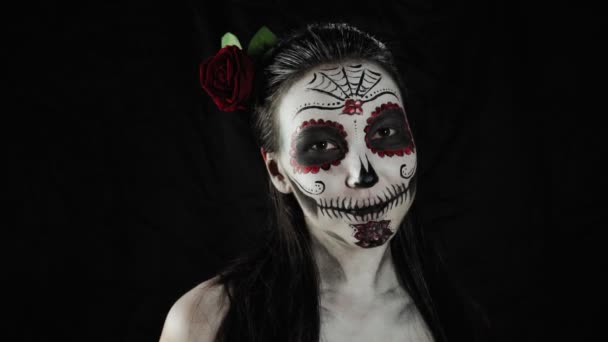 Ziua Mexicană Morţilor Femeia Tânără Craniu Zahăr Machiaj Halloween Uitându — Videoclip de stoc