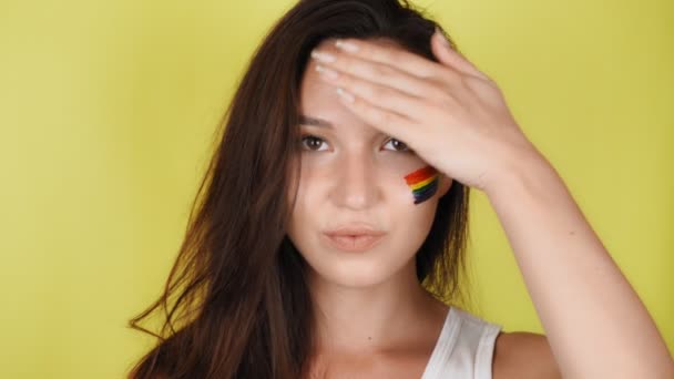 Žena Otevře Tvář Vlajka Lgbt Namalovaná Obličeji Žluté Pozadí Vysoce — Stock video