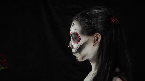 Maska Halloween Calavera Catrina Dziewczyna Różą Rękach Meksykański Dzień Śmierci — Wideo stockowe