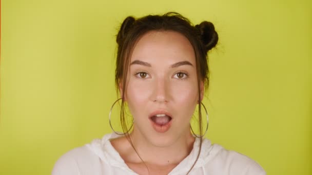 Menina Olha Para Câmera Sorri Surpreende Balança Cabeça Imagens Alta — Vídeo de Stock