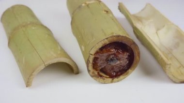 Bambu dikişlerinde kızartılmış hindistan cevizi sütü ve fasulyeli pilav. Kahverengi glutinous pilavı, ulusal bir yemek. Taylandlı ismi Khao Lam..