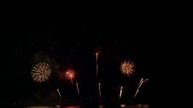 Gece gökyüzünde Bokeh ışıkları olan büyük, altın gibi havai fişekler. Parlak havai fişek gösterisi. Yeni yıl arifesi havai fişek kutlaması. Havai fişek Festivali.