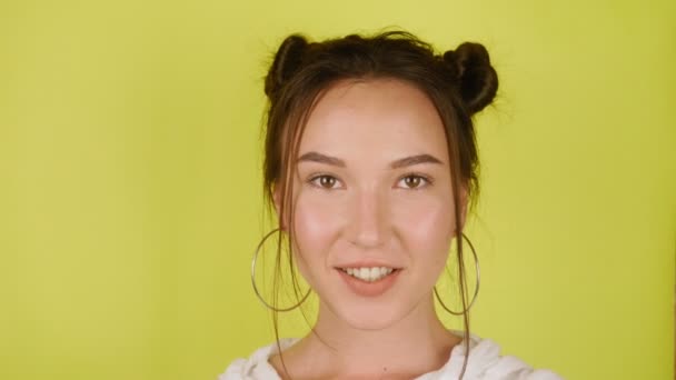 Chica Feliz Está Mirando Cámara Sonriendo Beso Aéreo Fondo Amarillo — Vídeos de Stock
