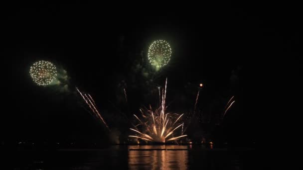 Arany Nagy Fényes Tűzijáték Bokeh Fényekkel Éjszakai Égen Ragyogó Tűzijáték — Stock videók