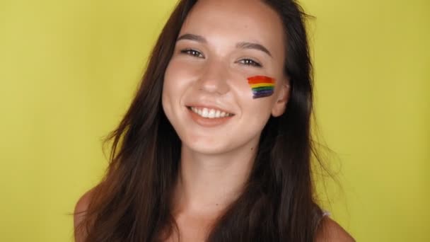 Ευτυχισμένη Γυναίκα Ουράνιο Τόξο Στο Πρόσωπό Της Από Κοντά Σημαία — Αρχείο Βίντεο