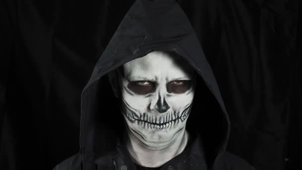 Homem Com Esqueleto Maquilhagem Capuz Preto Num Fundo Escuro Homem — Vídeo de Stock
