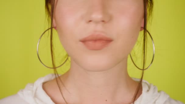 積極的な若い女性は彼女の唇に彼女の指を保持し ジェスチャーをShh 秘密を作る 高品質4K映像 — ストック動画
