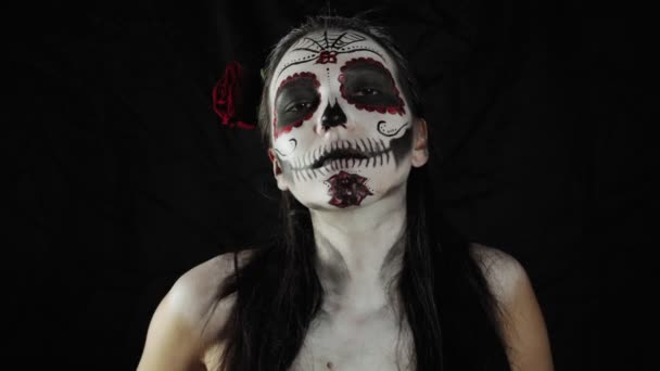 ハロウィーン死者の日 カラベラ カトリーナの化粧をした若い女性の肖像 — ストック動画