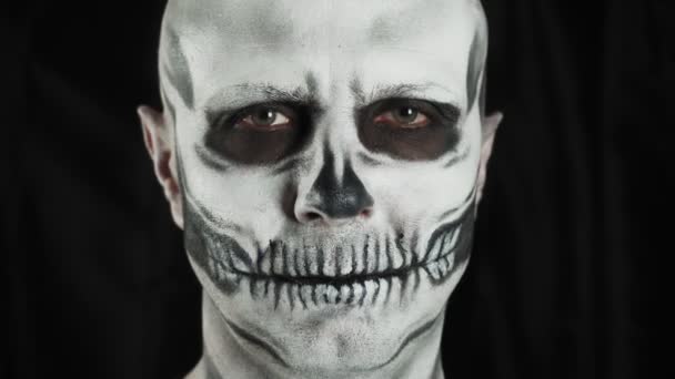 Hombre Con Esqueleto Maquillaje Sobre Fondo Oscuro Halloween Tema Terror — Vídeos de Stock