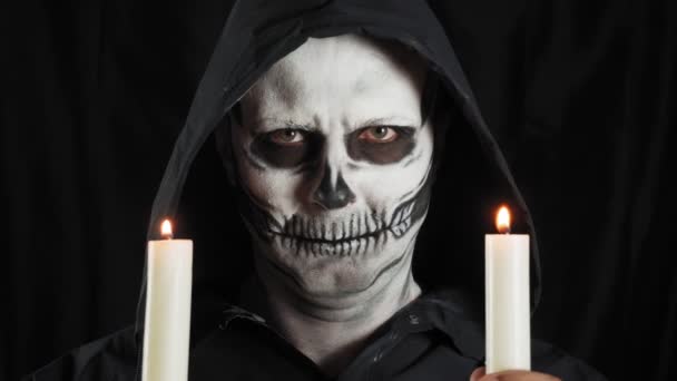 Makeup Skelett För Halloween Mänskliga Skelett Mörk Bakgrund Man Tittar — Stockvideo