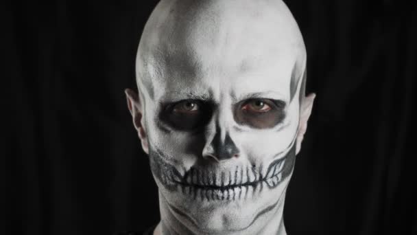 Hombre Con Esqueleto Maquillaje Capucha Negra Sobre Fondo Oscuro Esqueleto — Vídeos de Stock