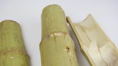 Bambu dikişlerinde kızartılmış hindistan cevizi sütü ve fasulyeli pilav. Kahverengi glutinous pilavı, ulusal bir yemek. Taylandlı ismi Khao Lam..
