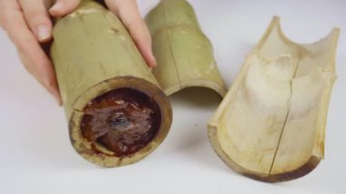 Bambu dikişlerinde kızartılmış hindistan cevizi sütü ve fasulyeli pilav. Kahverengi glutinous pilavı, ulusal bir yemek. Taylandlı ismi Khao Lam..