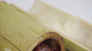 Bambu dikişlerinde kızartılmış hindistan cevizi sütü ve fasulyeli pilav. Kahverengi glutinous pilavı, ulusal bir yemek. Taylandlı ismi Khao Lam..