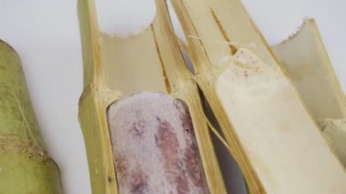 Bambu dikişlerinde kızartılmış hindistan cevizi sütü ve fasulyeli pilav. Kahverengi glutinous pilavı, ulusal bir yemek. Taylandlı ismi Khao Lam..