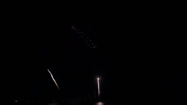 Gece gökyüzünde Bokeh ışıkları olan büyük, altın gibi havai fişekler. Parlak havai fişek gösterisi. Yeni yıl arifesi havai fişek kutlaması. Havai fişek Festivali.