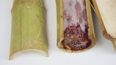 Bambu dikişlerinde kızartılmış hindistan cevizi sütü ve fasulyeli pilav. Kahverengi glutinous pilavı, ulusal bir yemek. Taylandlı ismi Khao Lam..
