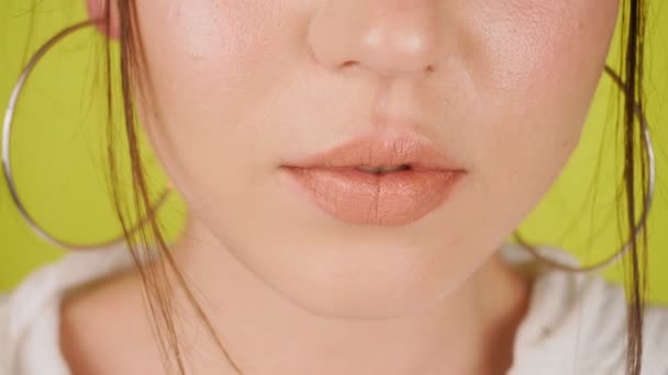 Extreme Nahaufnahme Heller Weiblicher Lippen Mädchen Beißt Auf Die Lippen — Stockvideo