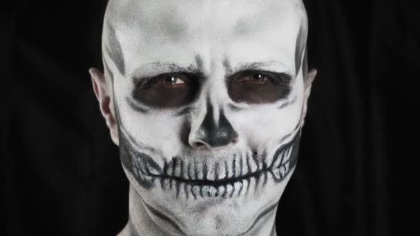 Mann Mit Geschminktem Skelett Auf Dunklem Hintergrund Halloween Oder Horror — Stockvideo