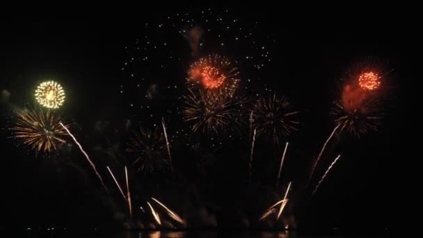夜空にボケが灯る黄金の大花火 花火ショーを輝く 大晦日の花火の祭典 花火大会 — ストック動画