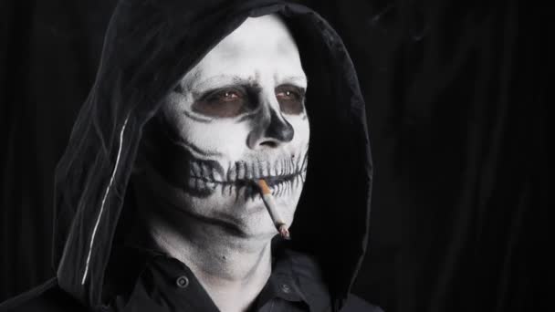 Homme Avec Squelette Maquillé Capuche Noire Sur Fond Sombre Squelette — Video