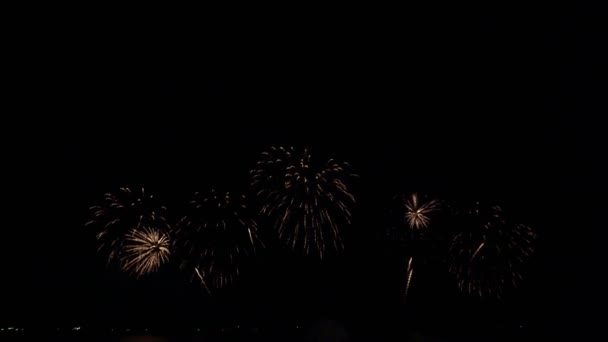 Grandes Fuegos Artificiales Brillantes Dorados Con Luces Bokeh Cielo Nocturno — Vídeo de stock