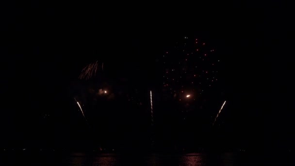 밤하늘에 라이트가 황금빛의 커다란 폭죽들 파이어 워크업쇼 불꽃놀이 불꽃놀이 — 비디오