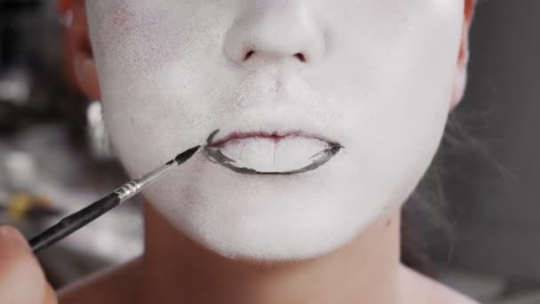 Umělec Maluje Dívku Make Před Svátkem Halloween Muž Namaluje Obličej — Stock video