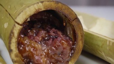 Bambu dikişlerinde kızartılmış hindistan cevizi sütü ve fasulyeli pilav. Kahverengi glutinous pilavı, ulusal bir yemek. Taylandlı ismi Khao Lam..