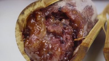 Bambu dikişlerinde kızartılmış hindistan cevizi sütü ve fasulyeli pilav. Kahverengi glutinous pilavı, ulusal bir yemek. Taylandlı ismi Khao Lam..