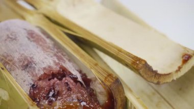 Bambu dikişlerinde kızartılmış hindistan cevizi sütü ve fasulyeli pilav. Kahverengi glutinous pilavı, ulusal bir yemek. Taylandlı ismi Khao Lam..